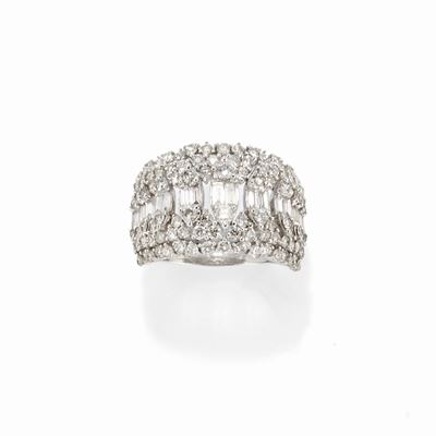 Anello in oro bianco 18K con diamanti brillanti e baguette, ct 2,00 circa