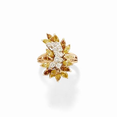 Anello, in oro giallo 14k con diamanti incolori e fancy