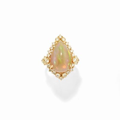 Anello in oro giallo 18k con opale goccia cabochon e diamanti