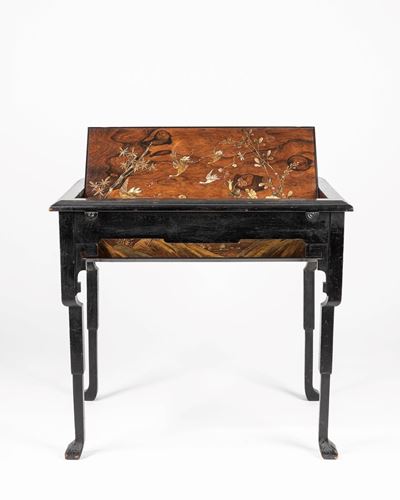Tavolino ribaltabile, Giappone, periodo Meiji (1868-1912), decorato a rilievo