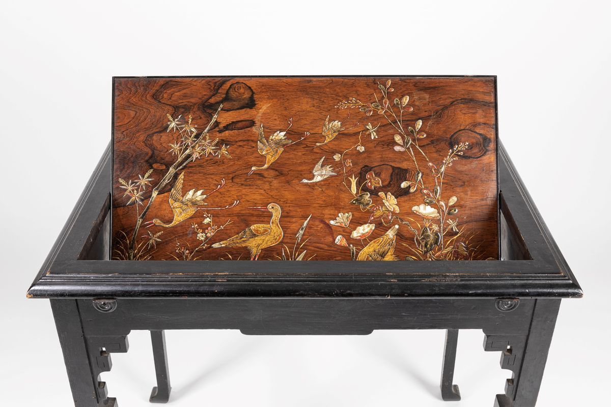 Tavolino ribaltabile, Giappone, periodo Meiji (1868-1912), decorato a rilievo