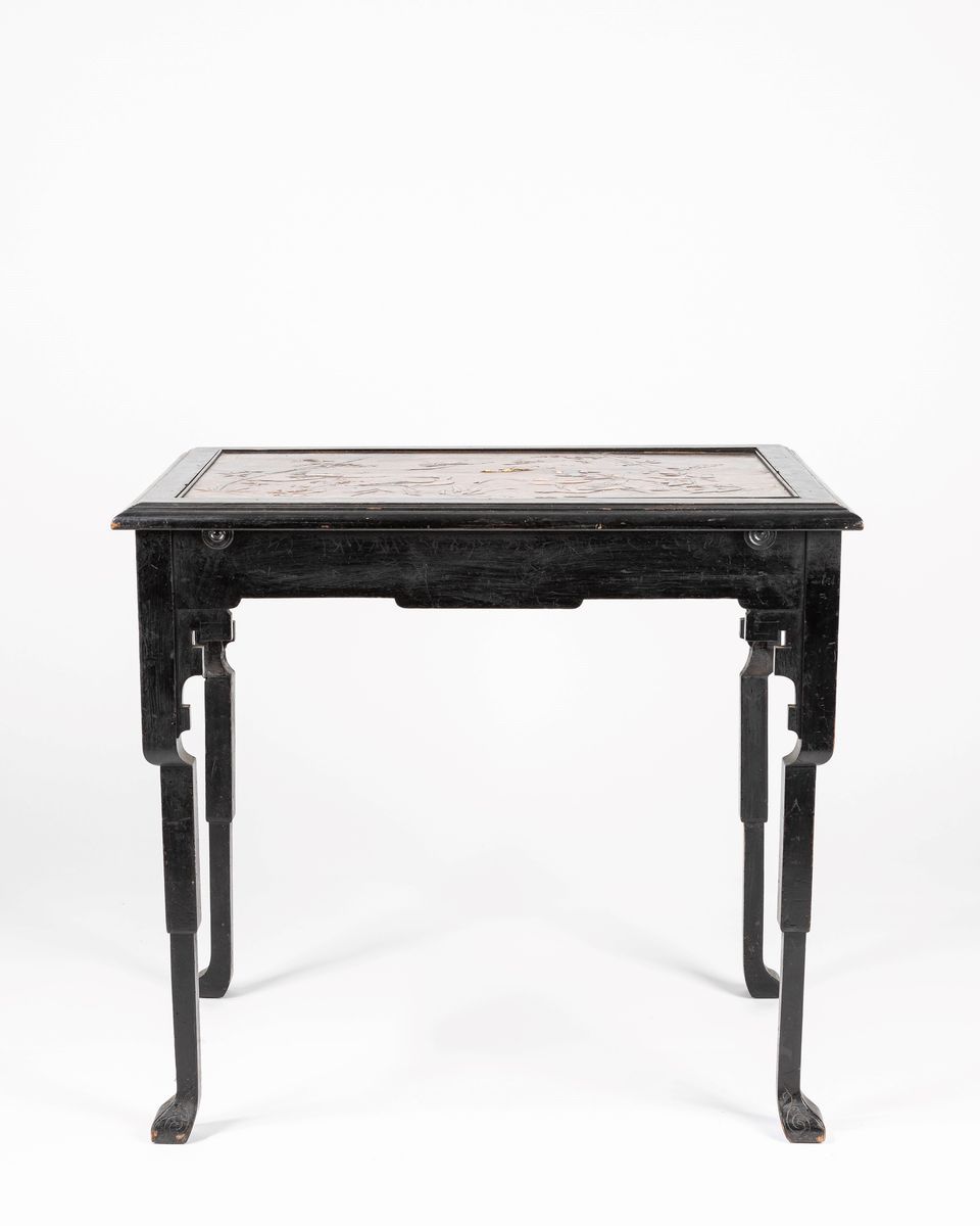 Tavolino ribaltabile, Giappone, periodo Meiji (1868-1912), decorato a rilievo