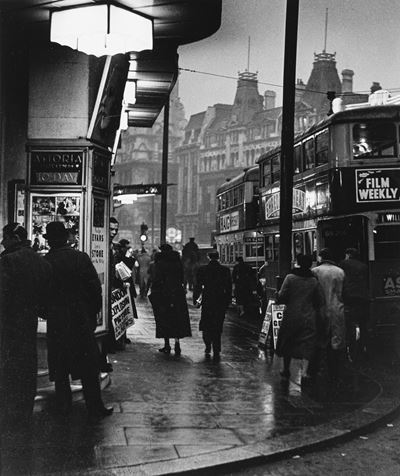 London, Charing Cross Road, stampa ai sali d'argento, 1937