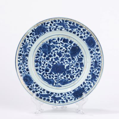 Cina, Piattino in porcellana bianca e blu, XVIII secolo