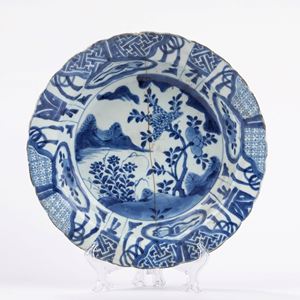 Piattino in porcellana bianca e blu decorato a motivi floreali. Cina, secolo XIX