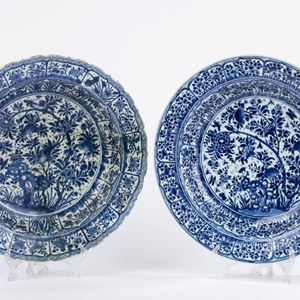 Coppia di piatti in porcellana bianca e blu. Cina, secolo XIX