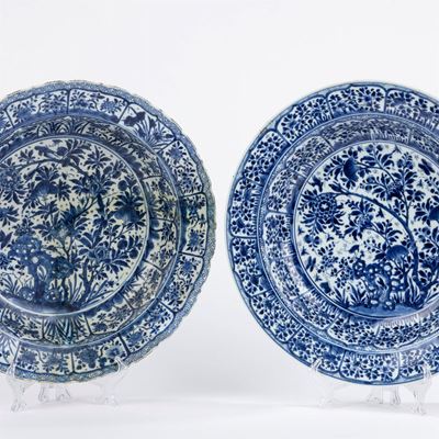 Cina, Coppia di piatti in porcellana bianca e blu, secolo XIX