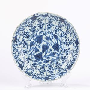 Piatto in porcellana bianca e blu. Cina, secolo XVIII