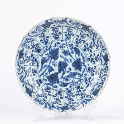 Piatto in porcellana bianca e blu, Cina, secolo XVIII