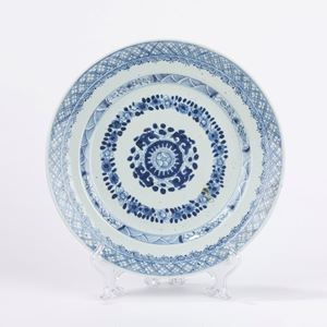 Piatto in porcellana bianca e blu. Cina, secolo XVIII