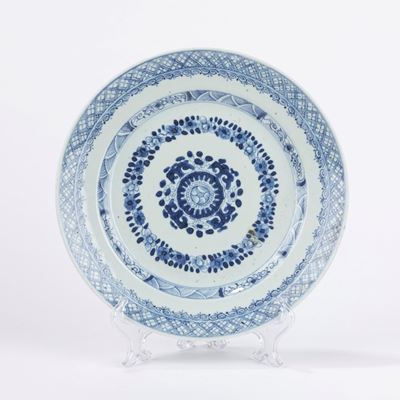 Piatto in porcellana bianca e blu, Cina, XVIII secolo