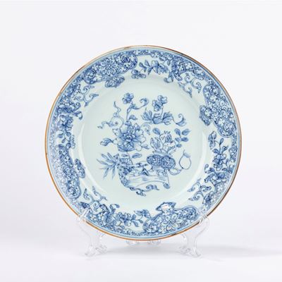 Piatto in porcellana bianca e blu, Cina, secolo XVIII