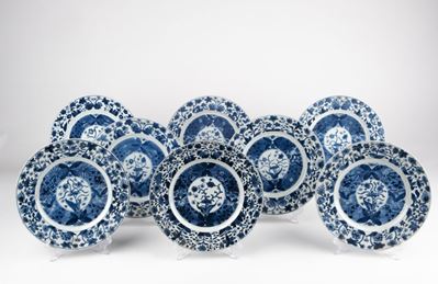 Cina, Otto piatti in porcellana bianca e blu, XVII secolo