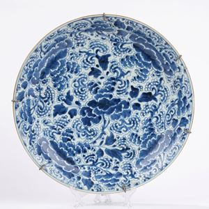 Piatto ovale in porcellana bianca e blu. Cina, secolo XIX 