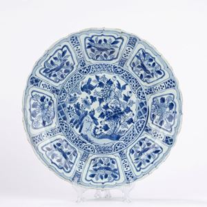 Piatto in porcellana Kraak bianca e blu. Cina, secolo XVIII