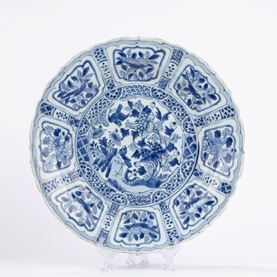 Piatto in porcellana Kraak, Cina, secolo XVIII, decorato a motivi floreali