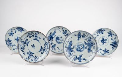 Cinque piattini, porcellana bianca e blu, Cina, secolo XVIII