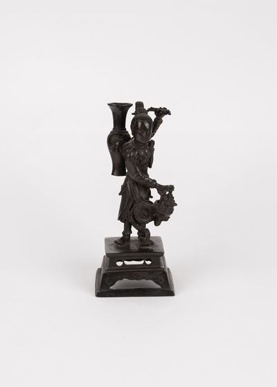 Scultura in bronzo raffigurante una dama con vaso di fiori, Cina, XVII secolo