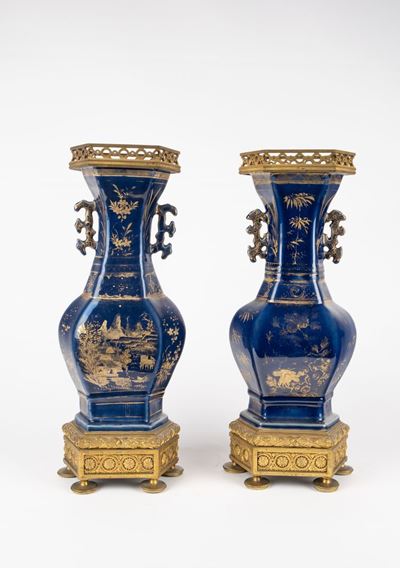 Cina, Coppia di vasi biansati in porcellana blu con decoro dorato, fine secolo XIX