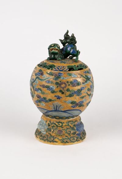 Spargi profumo in ceramica policroma, Giappone, inizio secolo XX