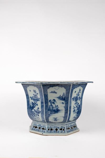 Vasca ottagonale in porcellana bianca e blu, Cina, XVIII secolo