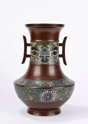 Vaso biansato in metallo cloisonné. Giappone, inizio secolo XX