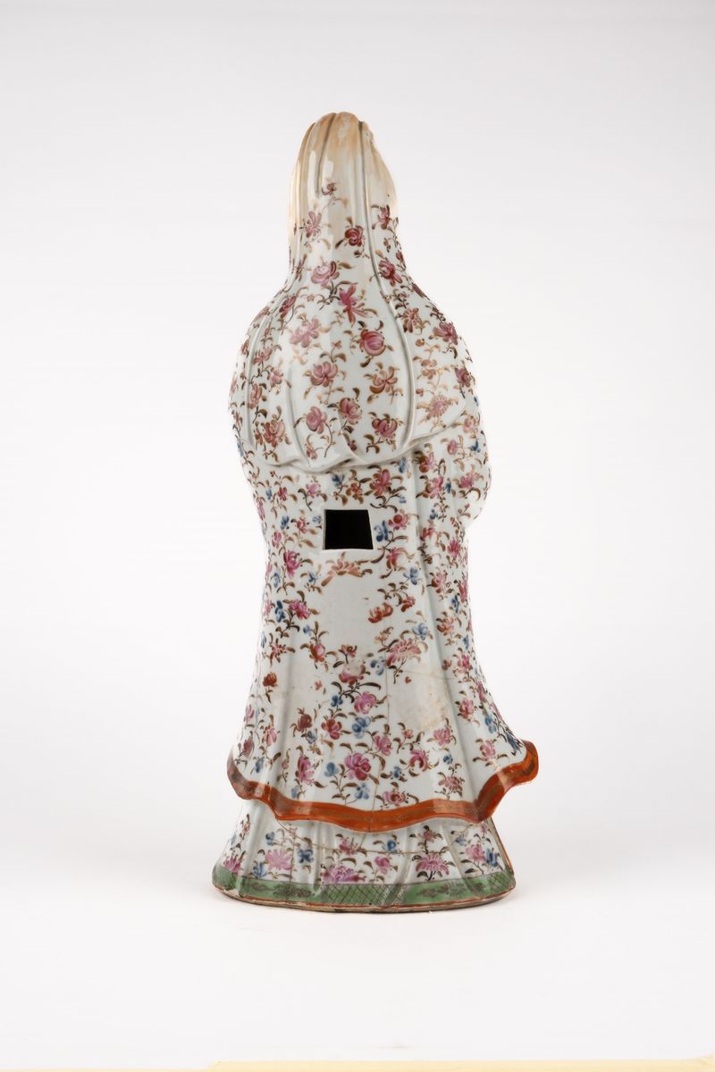 Scultura in porcellana policroma raffigurante Guanyin, Cina, XVIII secolo
