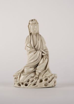 Scultura in porcella bianca raffigurante Guanyin. Cina, secolo XVII 