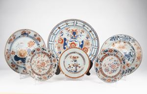 Sei piatti a decoro Imari. Secolo XVIII/XIX 
