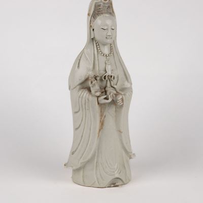 Scultura in porcellana bianca raffigurante Guanyin con bambino, Cina, inizi del XX secolo