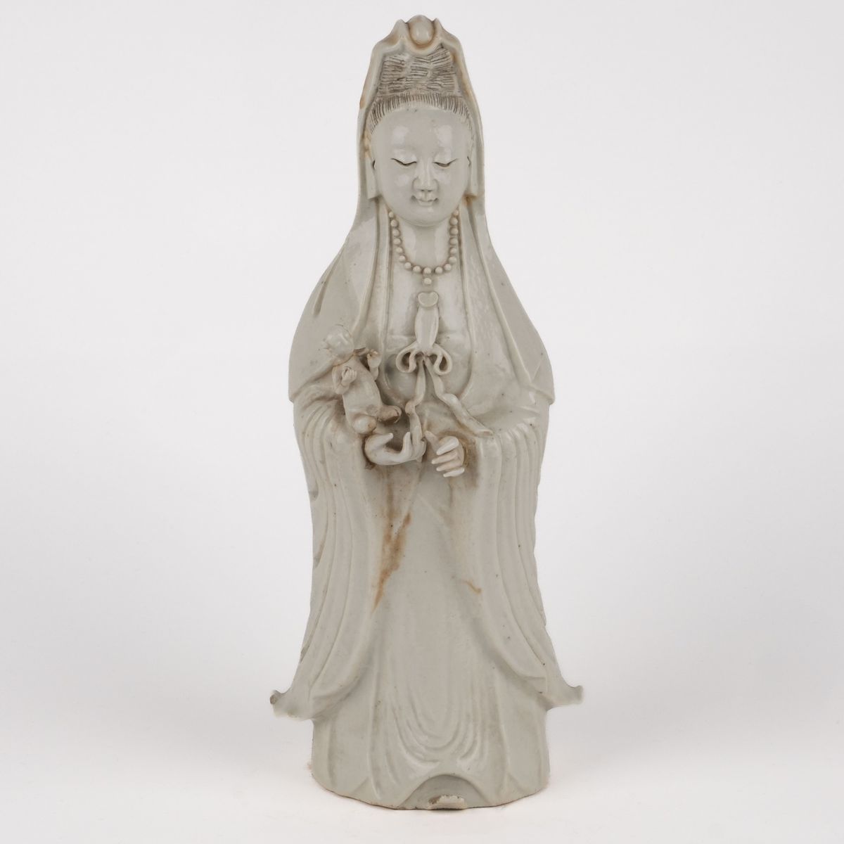 Scultura in porcellana bianca raffigurante Guanyin con bambino, Cina, inizi del XX secolo