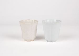 Due tazzine lobate in porcellana bianca. Cina, secolo XVIII