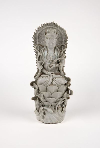 Guanyin, Scultura in porcellana bianca su fiore di loto, Cina, periodo della Repubblica (1912-194...
