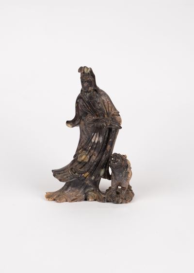 Gruppo in pietra saponaria raffigurante Guanyin con cane di pho, Cina, fine dinastia Qing