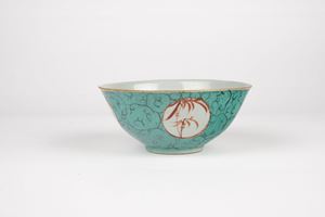 A malachite ground bowl. China, 18th/19th c.