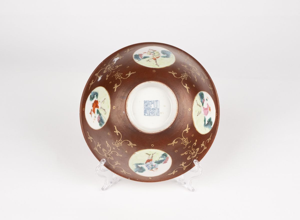 Ciotola in porcellana decorata con figure occidentali, Cina, XVIII secolo, diametro 19,5 cm