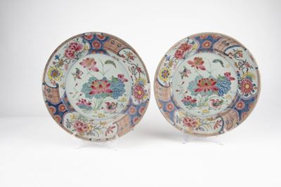 Cina, XVIII secolo, Coppia di piatti in porcellana Famiglia Rosa, diametro 32,5 cm