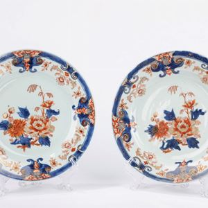 Coppia di piattini in porcellana a decoro imari. Cina, secolo XVIII/XIX