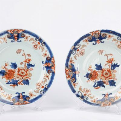 Cina, Coppia di piattini in porcellana a decoro Imari, secolo XVIII/XIX