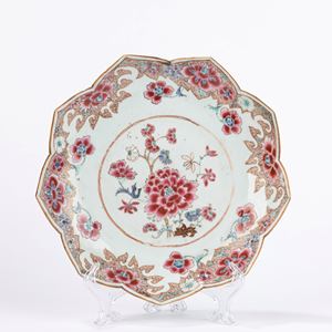 Ciotola in porcellana famiglia rosa di forma sagomata e decorata a motivi floreali. Cina, secolo XIX