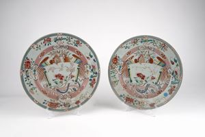 Coppia di piatti in porcellana Famiglia Rosa. Cina, secolo XVIII