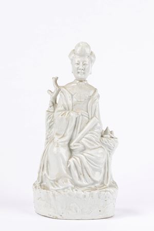 Scultura in porcellana bianca raffigurante dama. Cina, inizio secolo XX