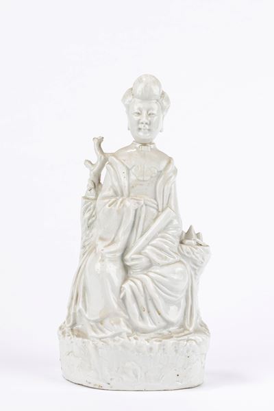 Scultura in porcellana bianca raffigurante una dama, Cina, inizio XX secolo