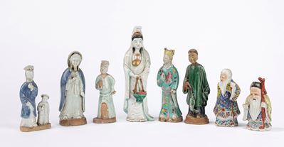 Gruppo di otto sculture in ceramica e porcellana, Cina, secolo XIX/XX