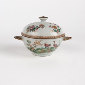 Tazza biansata con coperchio in porcellana Famiglia Rosa. Cina, secolo XIX