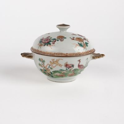 Tazza biansata con coperchio in porcellana della Famiglia Rosa, Cina, XIX secolo