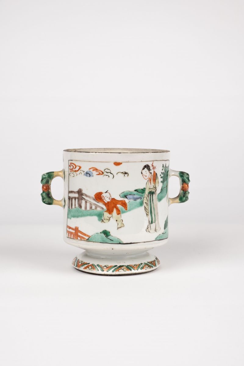 Cina, Coppa biansata in porcellana Famiglia Verde, periodo Kangxi (1661-1722)