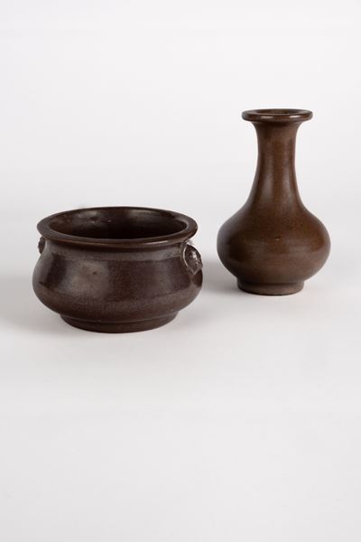 Vasetto a invetriatura bronzea e incensiere a invetriatura marrone, Cina, secolo XIX