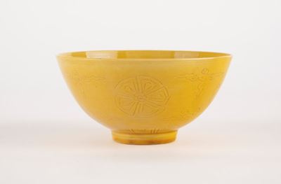 Ciotola in porcellana gialla, Cina, periodo Kangxi (1661-1722), decorata a rilievo con medaglioni