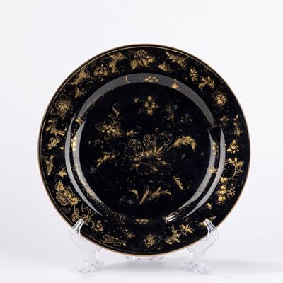 Piatto in porcellana a fondo blu con decori dorati, Cina, XIX secolo